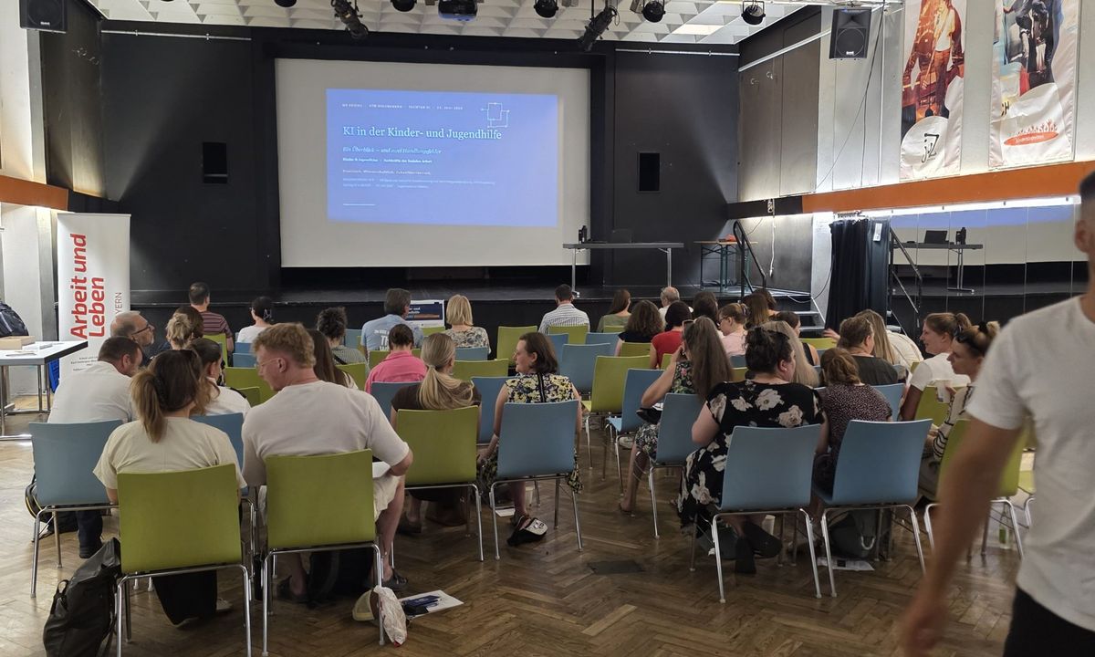 Fachtag KI in der Kinder- und Jugendhilfe: rund 60 Fachkräfte im Saal des JUZ Weiden vor der Vortragsleinwand