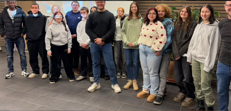 Gruppenfoto des KI-Workshops mit Jugendlichen im KJF Haus St. Elisabeth